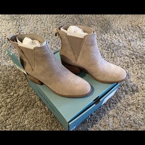 Toms Esme NWT size 8